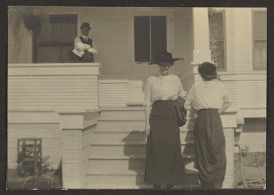 Figuren auf der Veranda von Louis Fleckenstein