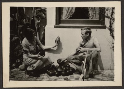[Florence und Sohn mit Avocados] von Louis Fleckenstein