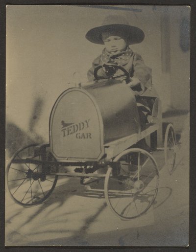 Kleiner Junge im Teddy-Auto von Louis Fleckenstein