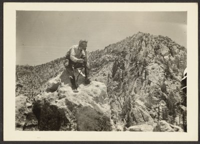 [Mann auf Felsen] von Louis Fleckenstein