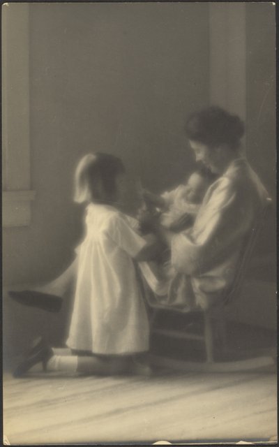 [Mutter im Schaukelstuhl mit Kindern] von Louis Fleckenstein