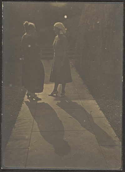 [Zwei Frauen und Schatten] von Louis Fleckenstein
