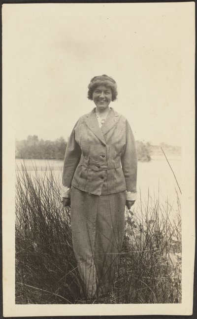 Frau, die im Schilf steht von Louis Fleckenstein