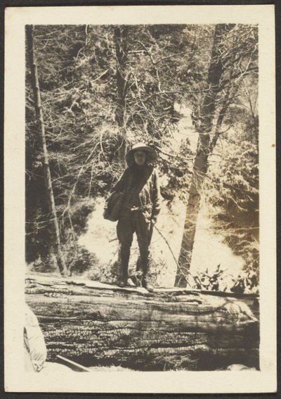 [Frau auf umgestürztem Baum stehend] von Louis Fleckenstein