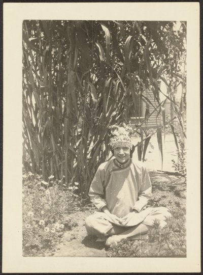 Frau im Kostüm im Garten von Louis Fleckenstein