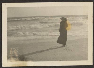 Frau am Strand von Louis Fleckenstein