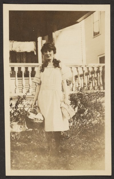 Frau mit Picknickkorb von Louis Fleckenstein