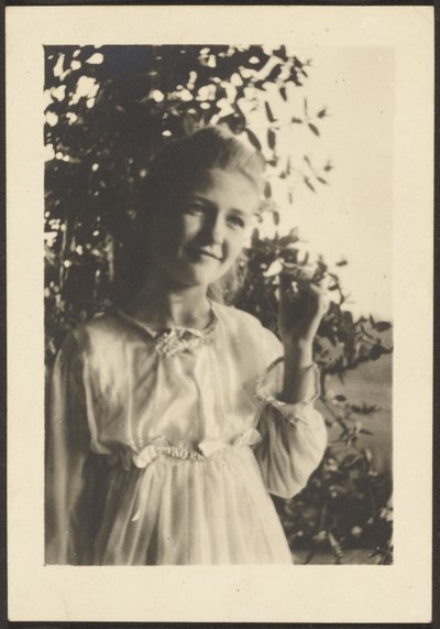 Junge Frau im Baum von Louis Fleckenstein