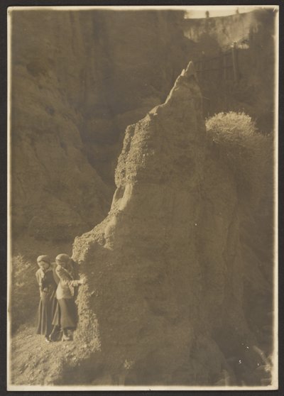 Junge Frauen in felsiger Schlucht von Louis Fleckenstein