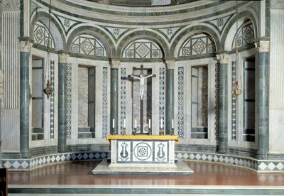 Marmor-Apsis und Terrakotta-Kruzifix von Luca Della Robbia