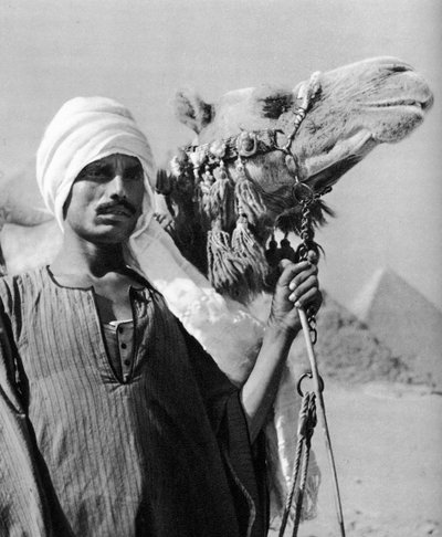 Kameltreiber bei den Pyramiden, Ägypten, 1937 von Martin Hurlimann