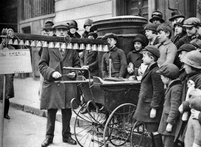 Ein Glockenspieler, London, 1926-1927 von McLeish