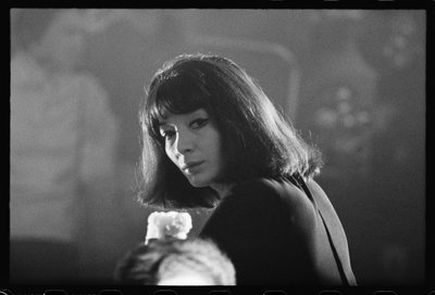 Juliette Greco in einem verrauchten Nachtclub von Orlando Suero