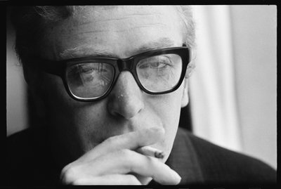 Michael Caine raucht von Orlando Suero