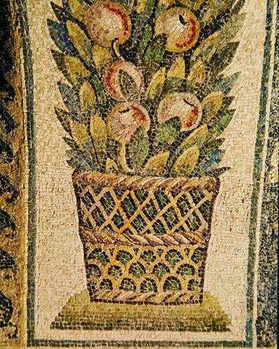 Ein Korb mit Früchten, ca. 430 n. Chr. (Mosaik) von Paleo Christian