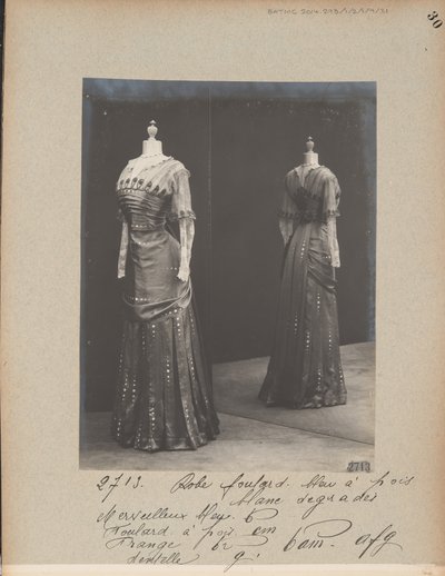 Albumseite: House of Worth, Kleid von Photographer French