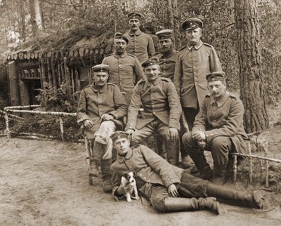Gruppe deutscher Soldaten mit einem Hund von Photographer German