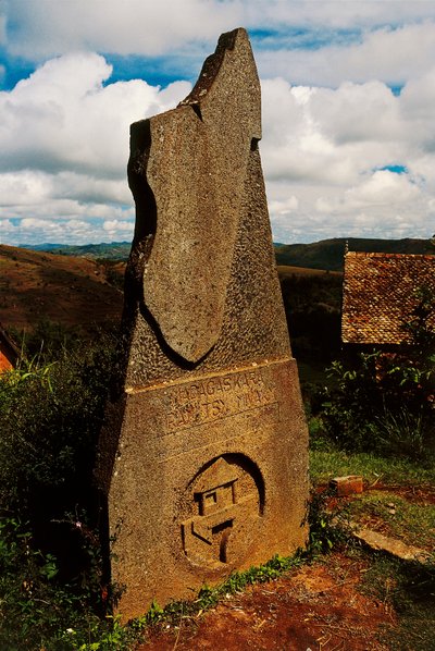Stele, die Madagaskar darstellt, Ambohimanga, Madagaskar von Blaise Nicolas Le Sueur