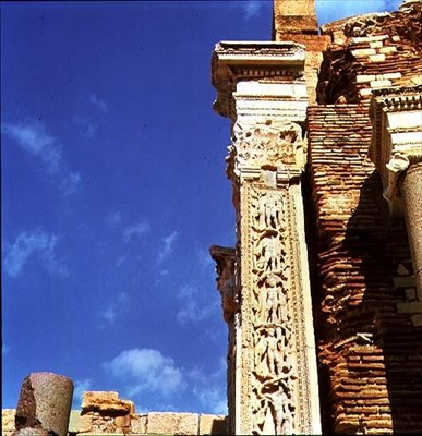 Pilaster aus der Severanischen Basilika von Roman