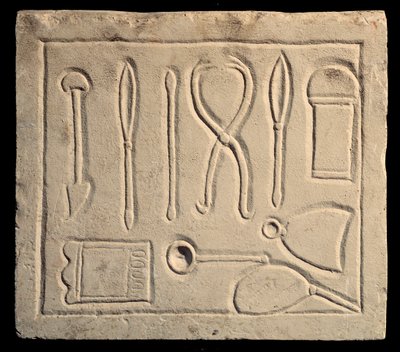 Chirurgische Instrumente (Relief) von Roman