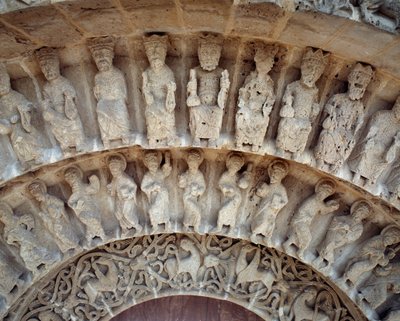 Detail der Skulpturen des Südportals von Romanesque