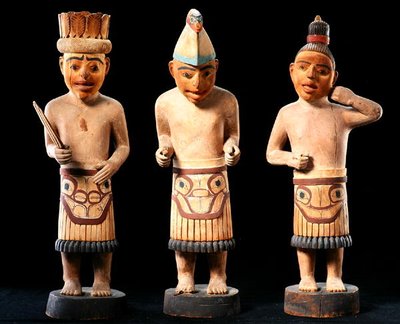 Drei Schamanenfiguren von School American