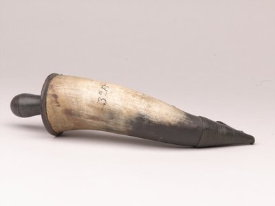 Pulverhorn, um 1775 von Scottish School