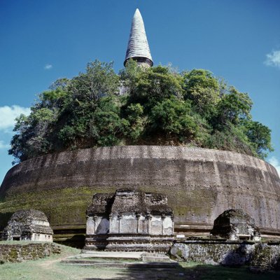 Ansicht der Stupa Rankoth Vehera. von Sri Lankan School