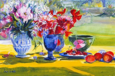 Mittsommerblumen auf dem Gartentisch von Sue Wales