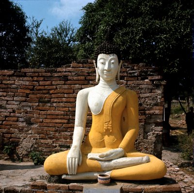 Eine Buddha-Statue außerhalb des Tempels von Thai Thai