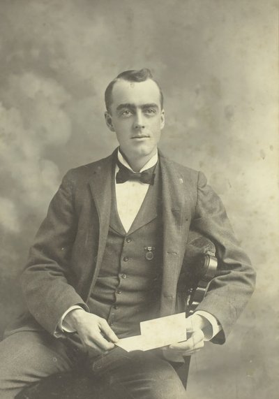 Unbetiteltes Porträt eines sitzenden Mannes, 1880-1899 von Thompson Studio