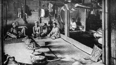 Ein Langhaus eines Kalimantan-Einheimischen, Borneo, 1922 von Unbekannt