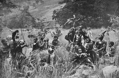 Ein Zulu-Musiker und Publikum, 1912 von Unbekannt
