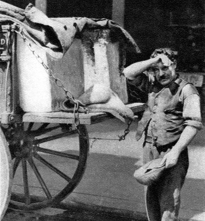 Ein Eismann mit seinem Wagen, London, 1926-1927 von Unbekannt