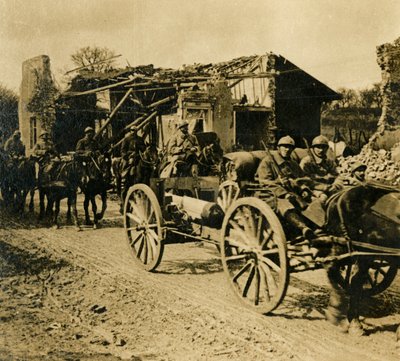 Artillerie durchquert Beauzée, Nordfrankreich, ca. 1914-1918 von Unbekannt