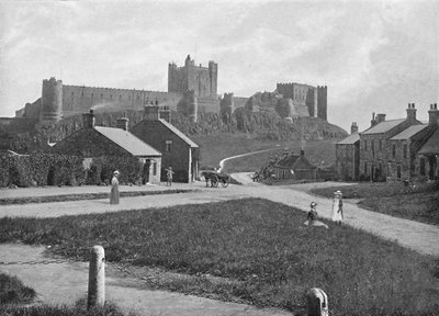 Bamborough Castle, vom Dorf aus von Unbekannt