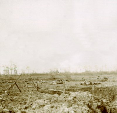 Leichen nach Angriff, ca. 1914-1918 von Unbekannt