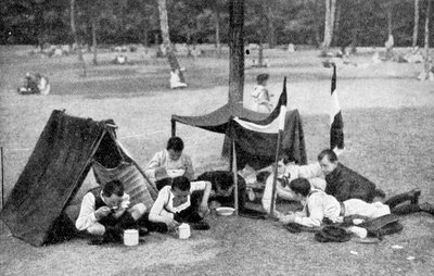 Jungen beim Zelten, Berlin, Deutschland, 1922 von Unbekannt