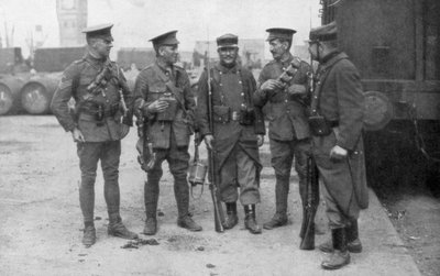 Britische und französische Truppen fraternisieren, Frankreich, August 1914 von Unbekannt