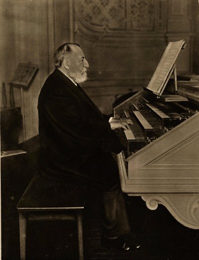 Camille Saint-Saëns 1835-1921 an der Orgel, 1913 von Unbekannt