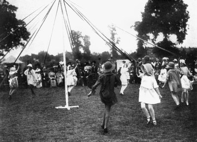 Kinder tanzen um einen Maibaum, 1926 von Unbekannt