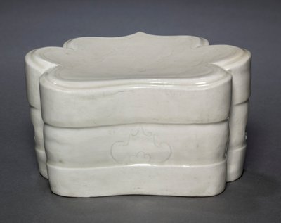 Wolkenkragenkissen mit Wellen von Unbekannt
