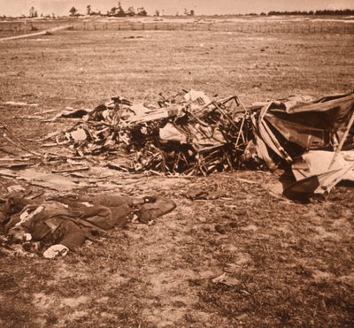 Abgestürztes Flugzeug, Sainte-Marie-à-Py, Nordfrankreich, um 1914-1918 von Unbekannt