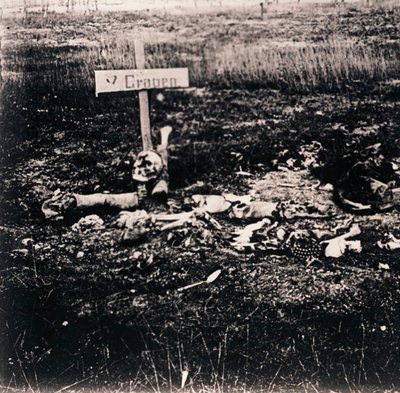 Kreuz und menschliche Überreste, ca. 1914-1918 von Unbekannt