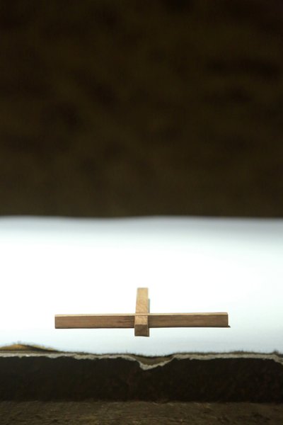 Kreuz auf einem Altar. Taizé-Gemeinschaft, Taizé, Frankreich von Unbekannt