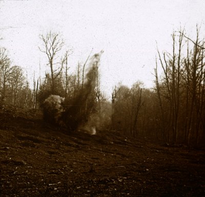 Explosion einer von einem Panzer abgefeuerten Granate, um 1914-1918 von Unbekannt