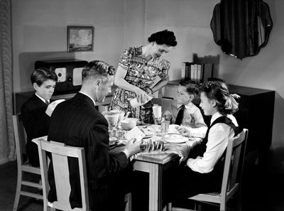Familie beim Frühstück, um 1948 von Unbekannt