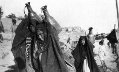 Weibliche Wasserträger, Amarah, Irak, 1917-1919 von Unbekannt