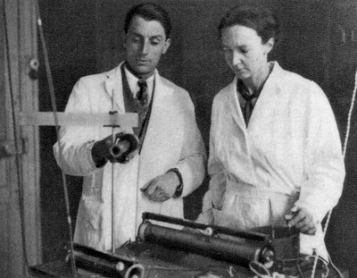 Frédéric Joliot und Irène Joliot-Curie, französische Wissenschaftler, 1935 von Unbekannt