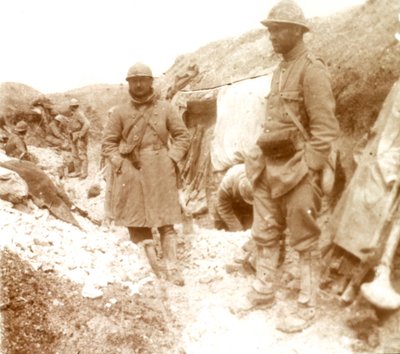 Französische Soldaten in einem eroberten deutschen Schützengraben von Unbekannt